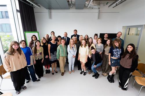 Gruppenfoto der Teilnehmenden von „Creative Remembrance“ mit der ukrainischen Generalkonsulin Oksana Tarasyuk und Vertreter*innen der Hochschule Düsseldorf.